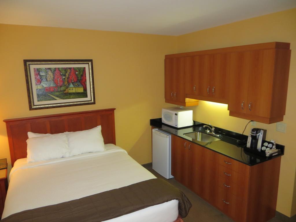 Hotel St-Bernard Saint-Bernard-de-Lacolle الغرفة الصورة