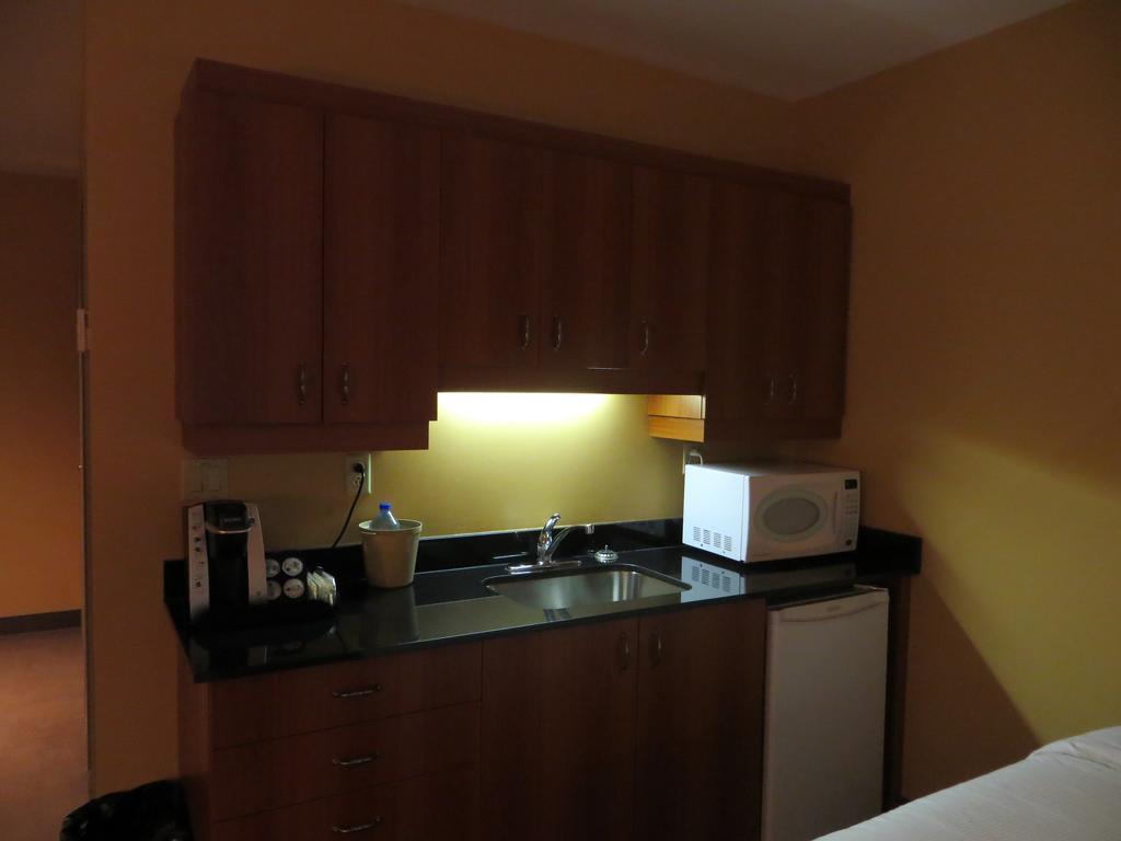 Hotel St-Bernard Saint-Bernard-de-Lacolle الغرفة الصورة