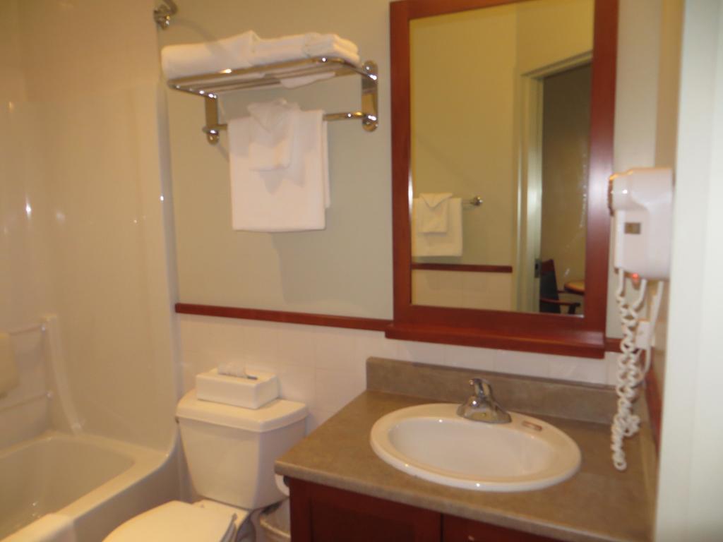Hotel St-Bernard Saint-Bernard-de-Lacolle الغرفة الصورة