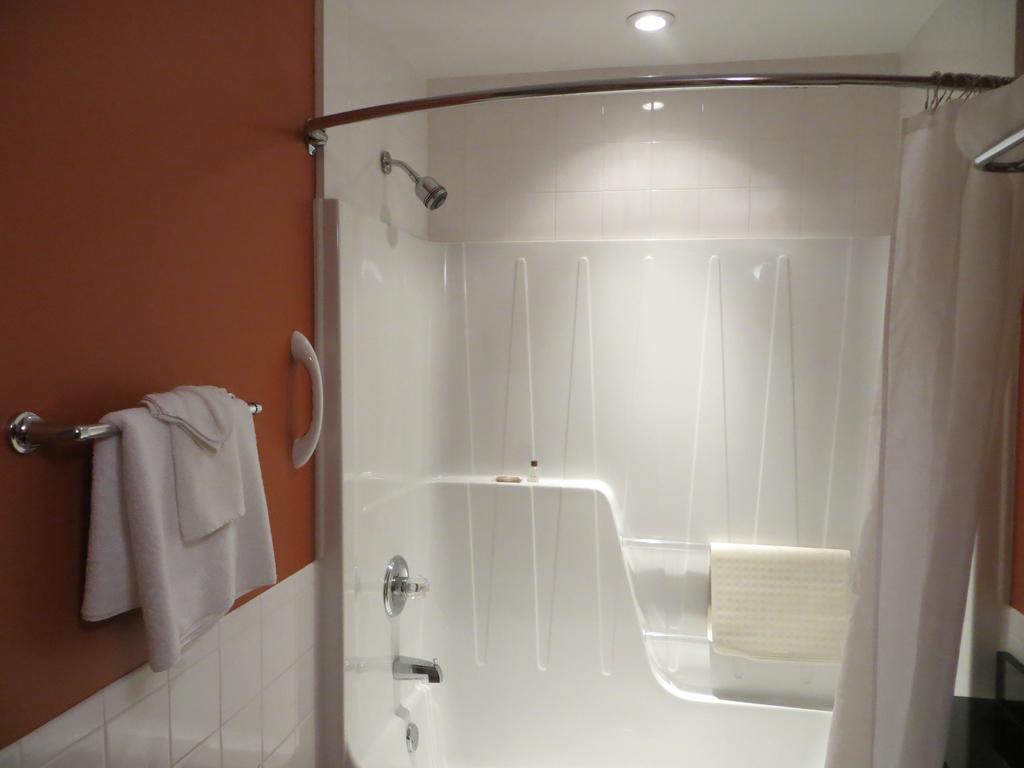Hotel St-Bernard Saint-Bernard-de-Lacolle الغرفة الصورة
