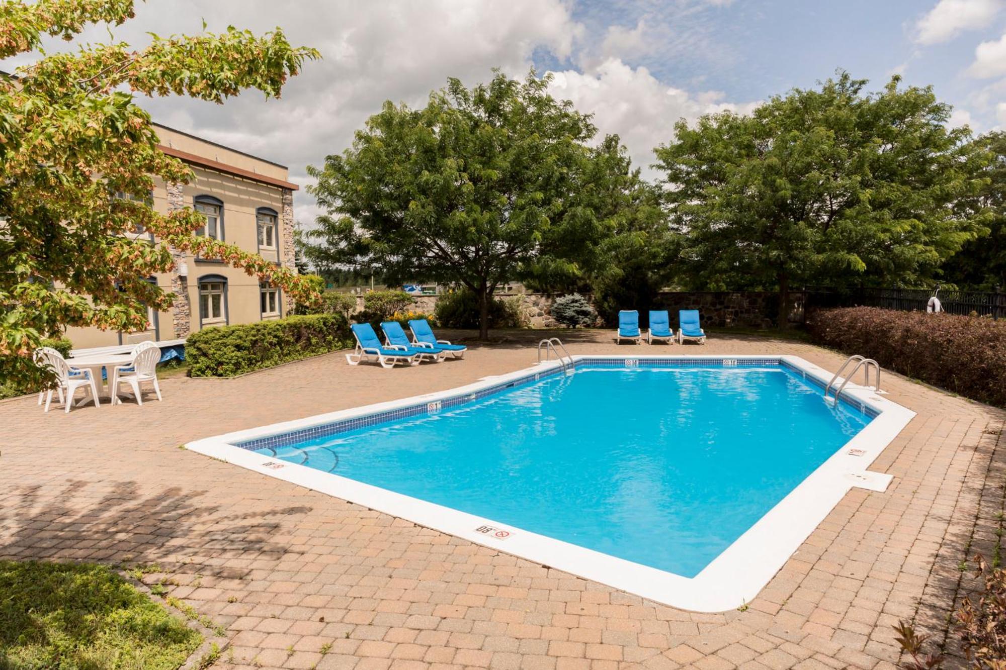 Hotel St-Bernard Saint-Bernard-de-Lacolle المظهر الخارجي الصورة