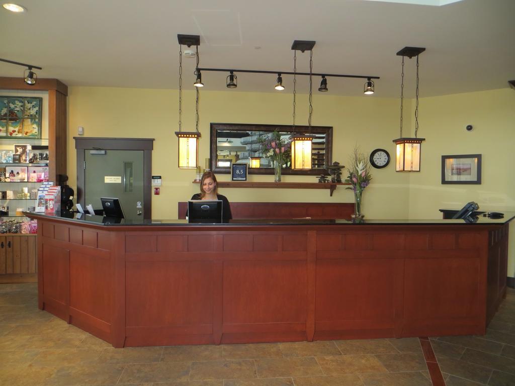 Hotel St-Bernard Saint-Bernard-de-Lacolle المظهر الخارجي الصورة