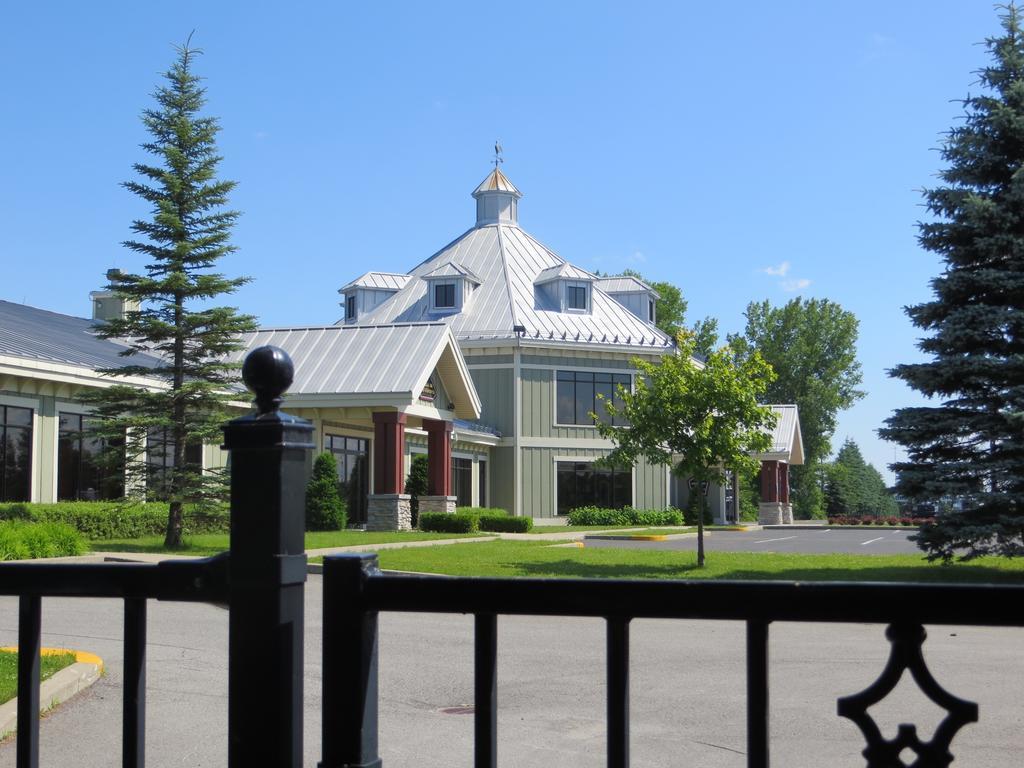 Hotel St-Bernard Saint-Bernard-de-Lacolle المظهر الخارجي الصورة