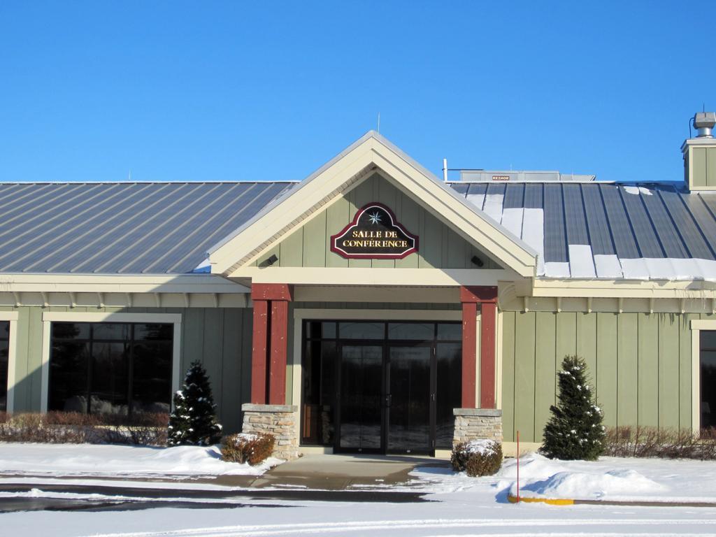 Hotel St-Bernard Saint-Bernard-de-Lacolle المظهر الخارجي الصورة